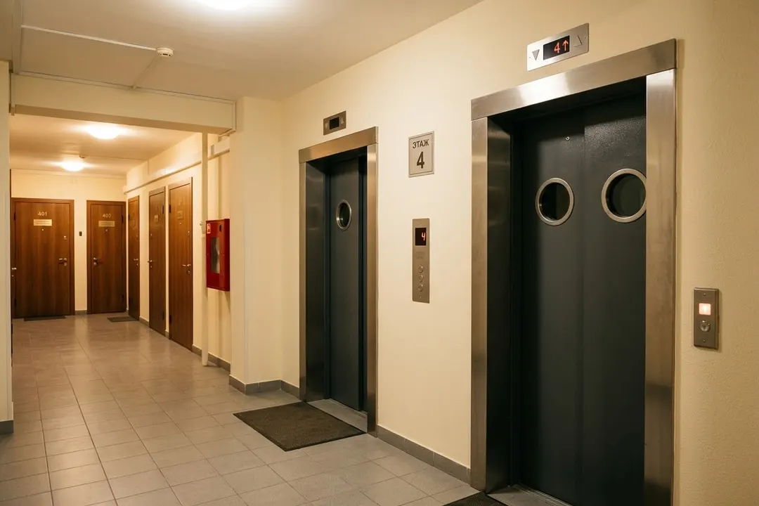 Лифтовой холл после окраски